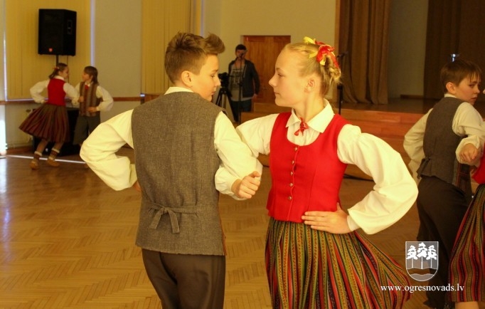 Bērni no Ukrainas viesojas Ogres 1.vidusskolā