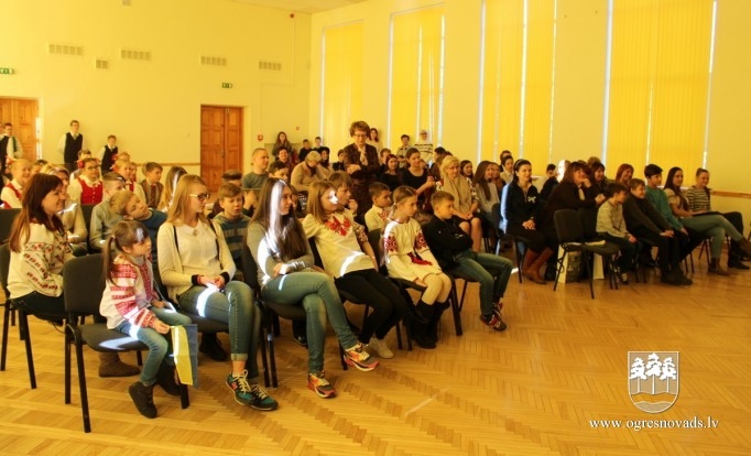 Bērni no Ukrainas viesojas Ogres 1.vidusskolā