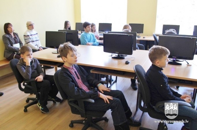 Bērni no Ukrainas viesojas Ogres 1.vidusskolā