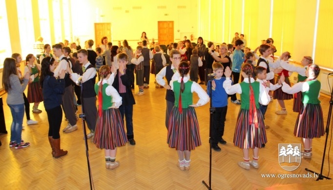 Bērni no Ukrainas viesojas Ogres 1.vidusskolā