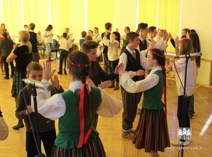 Bērni no Ukrainas viesojas Ogres 1.vidusskolā