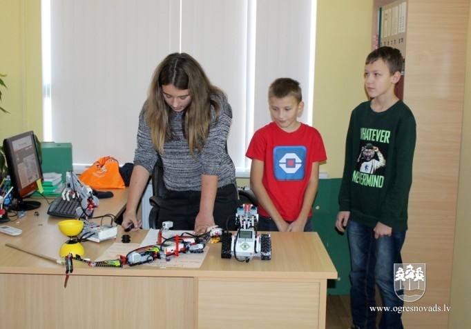 Bērni no Ukrainas viesojas Ogres 1.vidusskolā