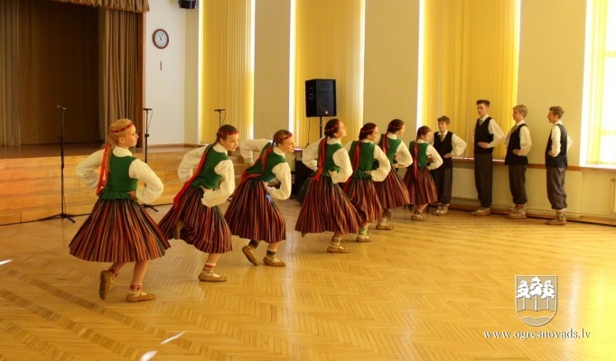 Bērni no Ukrainas viesojas Ogres 1.vidusskolā