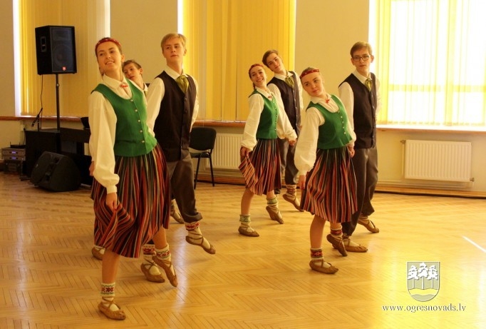 Bērni no Ukrainas viesojas Ogres 1.vidusskolā