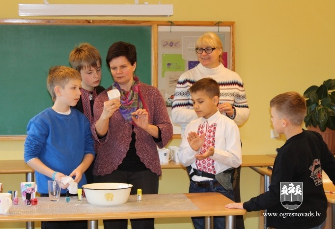 Bērni no Ukrainas viesojas Ogres 1.vidusskolā