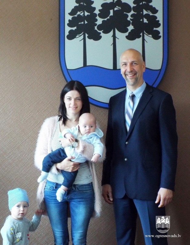 Jaundzimušie saņem spēļmantiņu - čiekuru