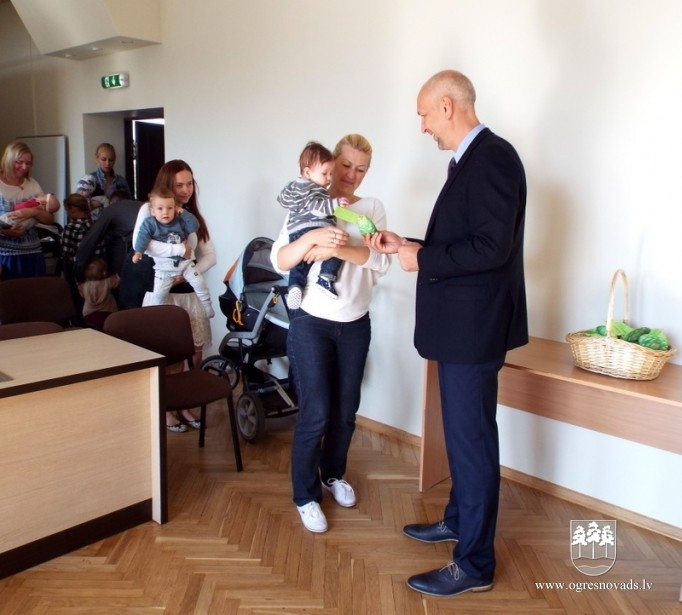 Jaundzimušie saņem spēļmantiņu - čiekuru