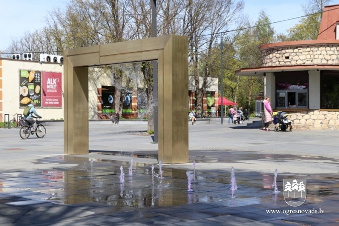 Pilsētas iedzīvotājus un viesus priecē strūklakas (14.05.2020)