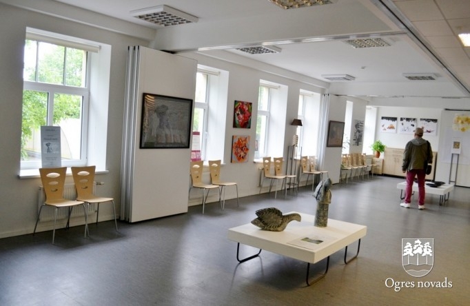 Ogres mākslas skolā diplomdarbu izstāde