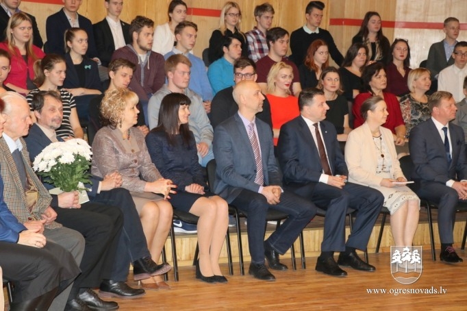 Latvijas Valsts prezidents viesojas Ogres Valsts ģimnāzijā