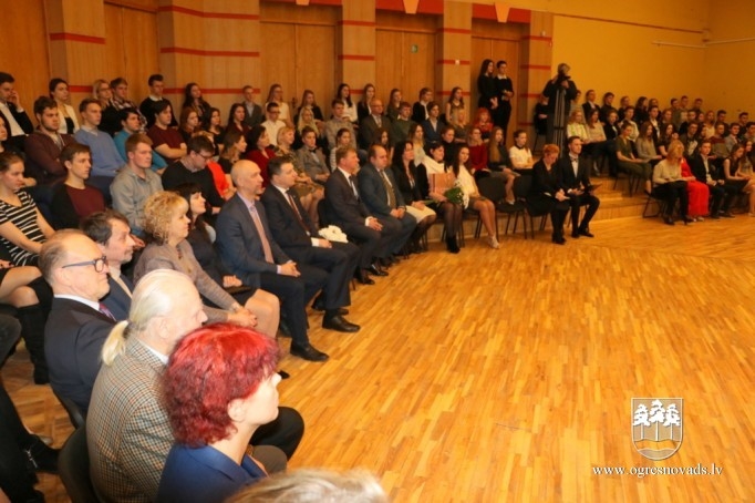 Latvijas Valsts prezidents viesojas Ogres Valsts ģimnāzijā