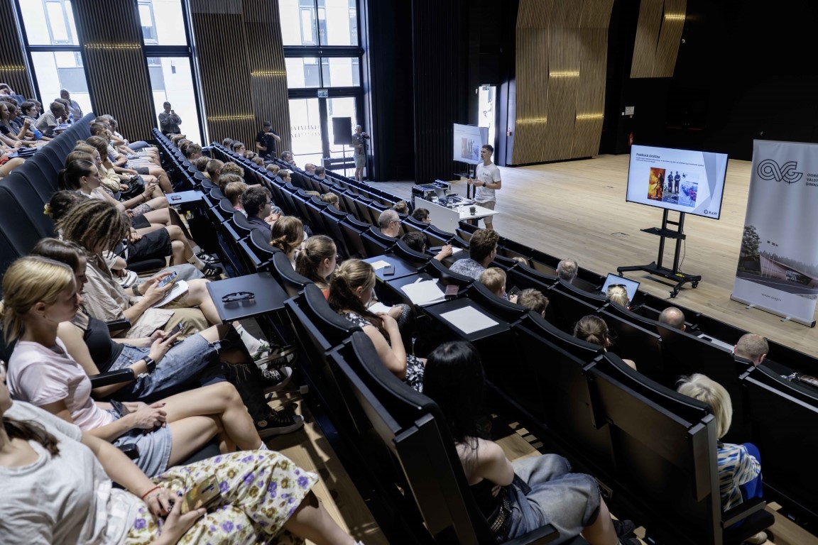 Jaunieši Ogres Valsts ģimnāzijas aulā skatās prezentāciju 28.05.2024.