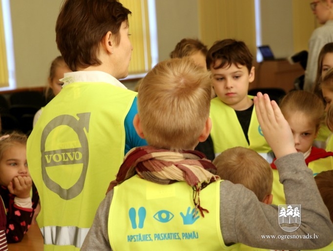 Skolēni apgūst jautājumus, kas saistīti ar drošību ceļa tuvumā