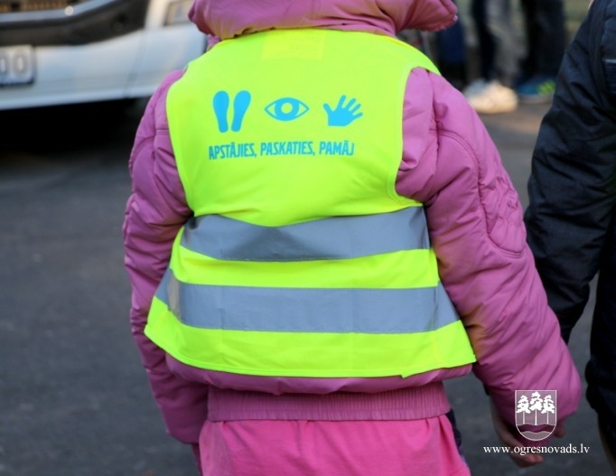 Skolēni apgūst jautājumus, kas saistīti ar drošību ceļa tuvumā