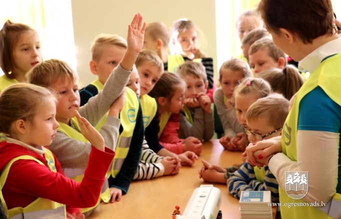 Skolēni apgūst jautājumus, kas saistīti ar drošību ceļa tuvumā