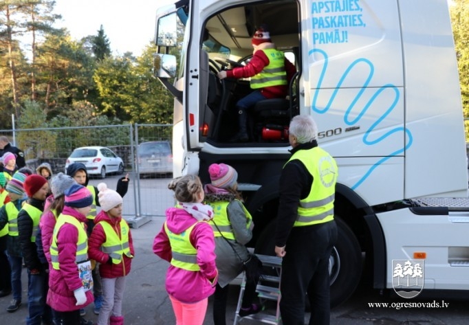 Skolēni apgūst jautājumus, kas saistīti ar drošību ceļa tuvumā