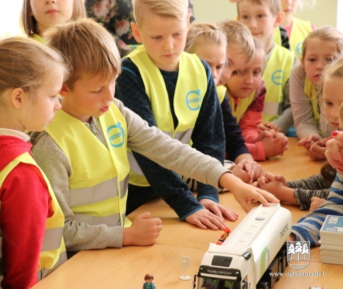 Skolēni apgūst jautājumus, kas saistīti ar drošību ceļa tuvumā