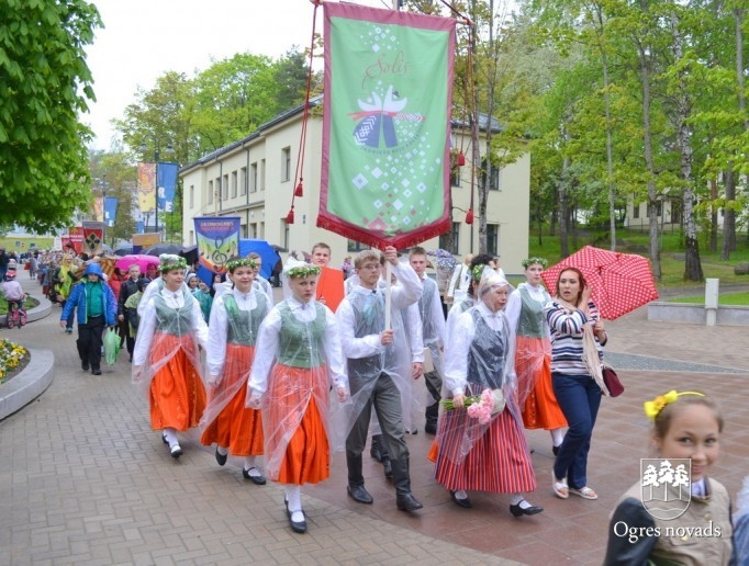 Skolu jaunatnes dziesmu svētki izskan Ogres estrādē