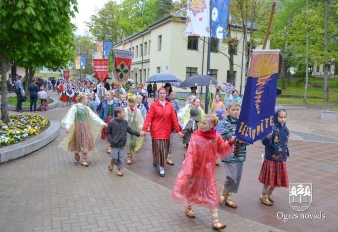 Skolu jaunatnes dziesmu svētki izskan Ogres estrādē