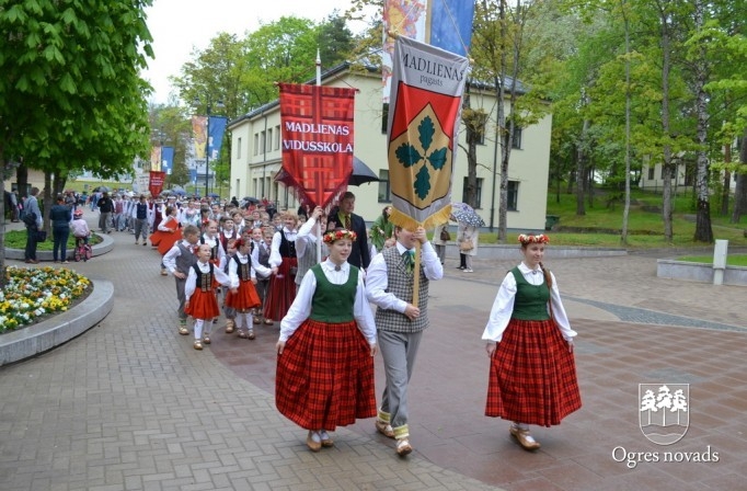 Skolu jaunatnes dziesmu svētki izskan Ogres estrādē