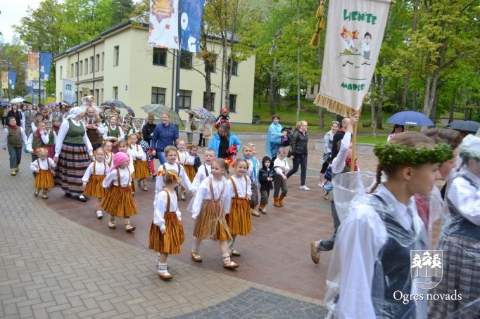 Skolu jaunatnes dziesmu svētki izskan Ogres estrādē