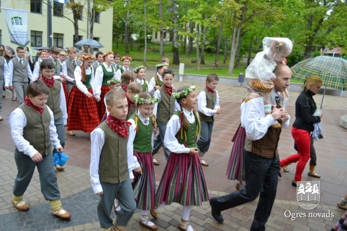 Skolu jaunatnes dziesmu svētki izskan Ogres estrādē