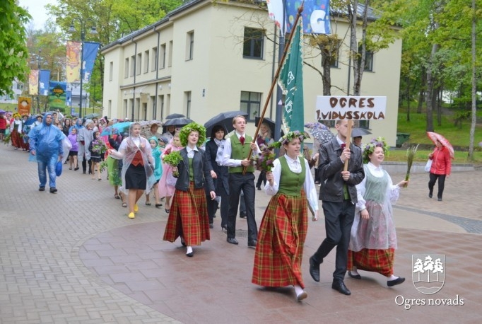 Skolu jaunatnes dziesmu svētki izskan Ogres estrādē