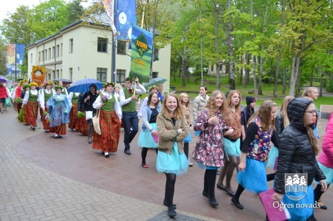 Skolu jaunatnes dziesmu svētki izskan Ogres estrādē