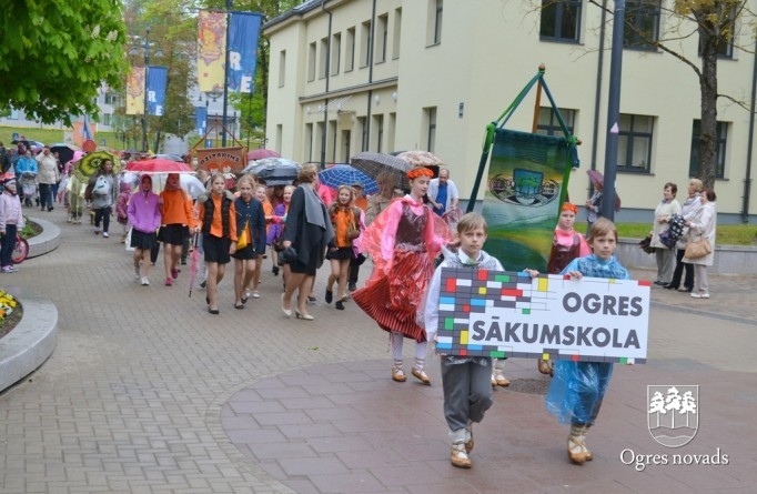 Skolu jaunatnes dziesmu svētki izskan Ogres estrādē