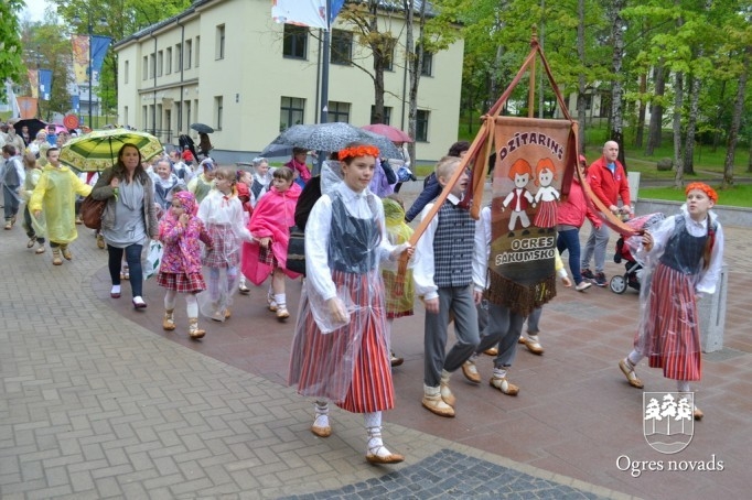 Skolu jaunatnes dziesmu svētki izskan Ogres estrādē
