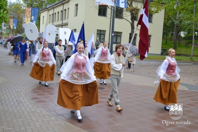 Skolu jaunatnes dziesmu svētki izskan Ogres estrādē