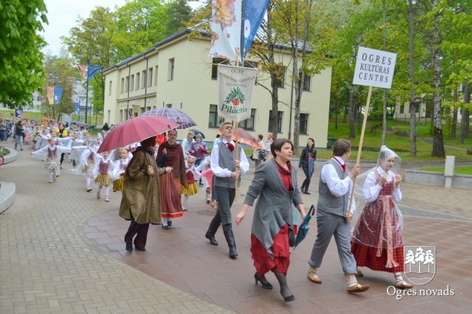 Skolu jaunatnes dziesmu svētki izskan Ogres estrādē