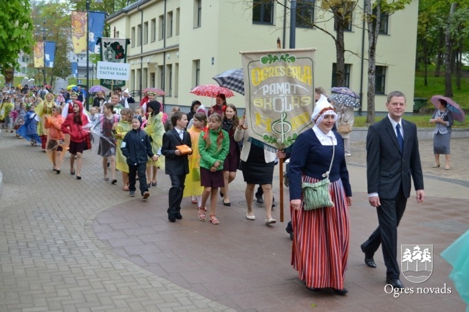 Skolu jaunatnes dziesmu svētki izskan Ogres estrādē