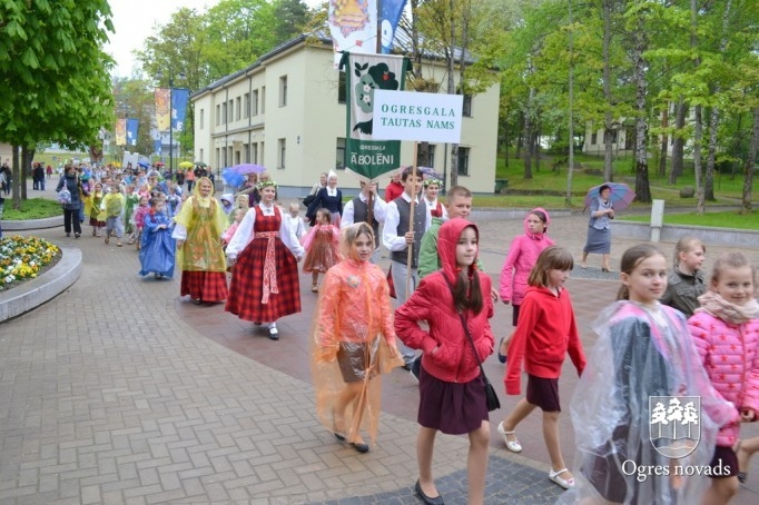 Skolu jaunatnes dziesmu svētki izskan Ogres estrādē