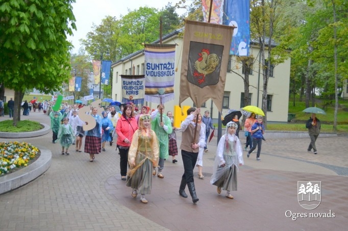 Skolu jaunatnes dziesmu svētki izskan Ogres estrādē
