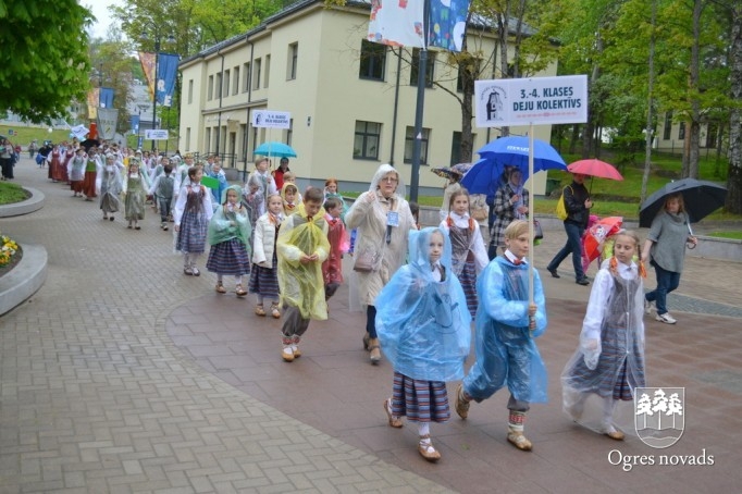 Skolu jaunatnes dziesmu svētki izskan Ogres estrādē