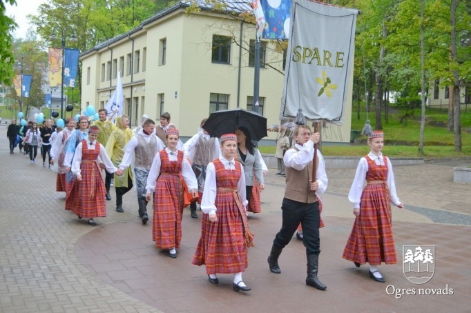 Skolu jaunatnes dziesmu svētki izskan Ogres estrādē