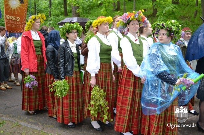 Skolu jaunatnes dziesmu svētki izskan Ogres estrādē