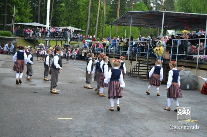 Skolu jaunatnes dziesmu svētki izskan Ogres estrādē