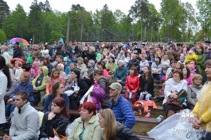 Skolu jaunatnes dziesmu svētki izskan Ogres estrādē