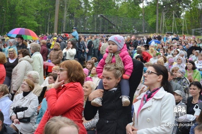 Skolu jaunatnes dziesmu svētki izskan Ogres estrādē