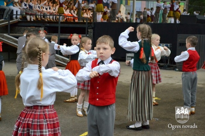 Skolu jaunatnes dziesmu svētki izskan Ogres estrādē