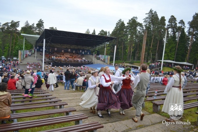 Skolu jaunatnes dziesmu svētki izskan Ogres estrādē