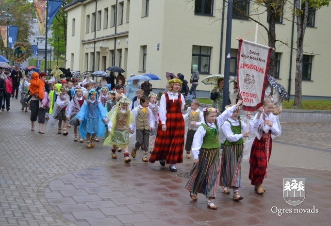 Skolu jaunatnes dziesmu svētki izskan Ogres estrādē