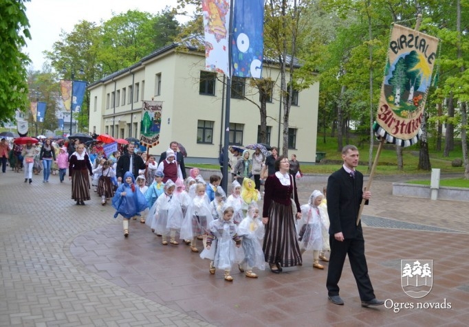 Skolu jaunatnes dziesmu svētki izskan Ogres estrādē