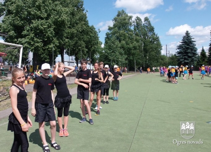 Sākušies XI Latvijas skolu jaunatnes dziesmu un deju svētki