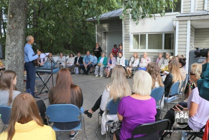 Dzeja uzzied Zvaigžņu ielā