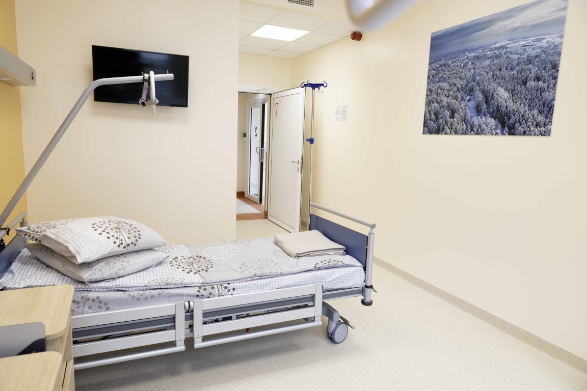 Ogres rajona slimnīcas jauno ģimeņu palāta ar gultu 12.04.2024.