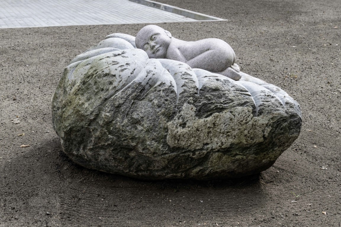 Skulptūra - uzkmens guļ zīdainītis
