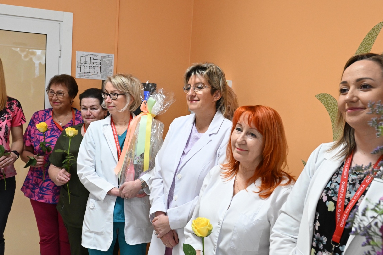 Medicīnas personāls baltos halātos ar ziediem 12.04.2024.